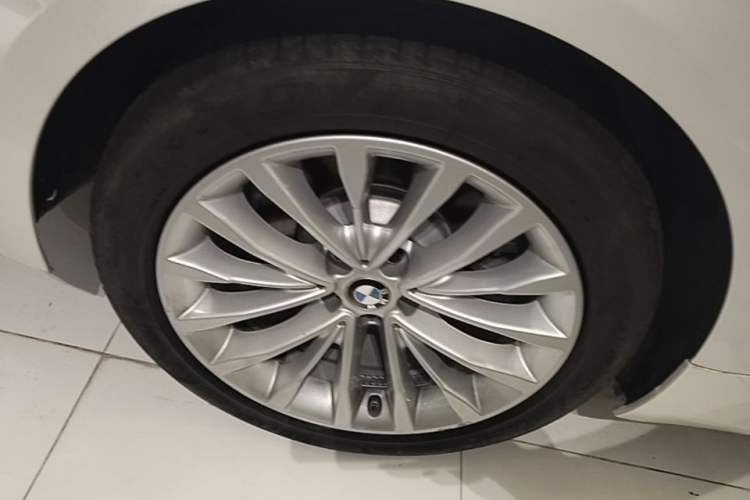 Used BMW 5 Series New Energy 2021 535Le Luxury Package Right Rear Wheel Hub