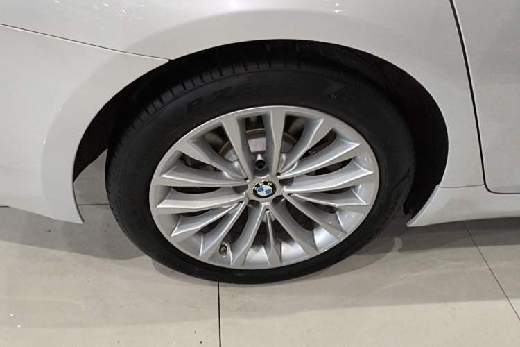 Used BMW 5 Series New Energy 2021 535Le Luxury Package Right Rear Wheel Hub