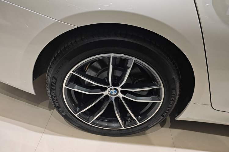 Used BMW 5 Series New Energy 2021 535Le Pioneer Edition M Sport Package Right Rear Wheel Hub