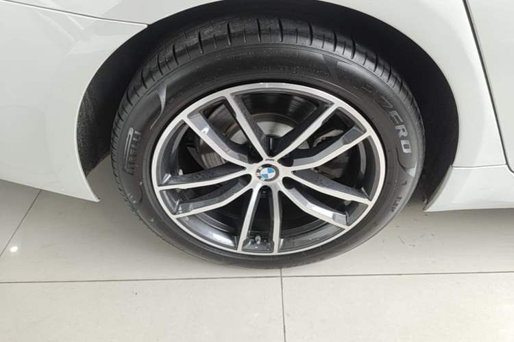 Used BMW 5 Series New Energy 2021 535Le Pioneer Edition M Sport Package Right Rear Wheel Hub