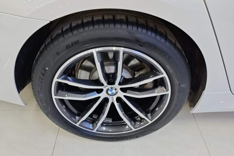 Used BMW 5 Series New Energy 2021 535Le Pioneer Edition M Sport Package Right Rear Wheel Hub