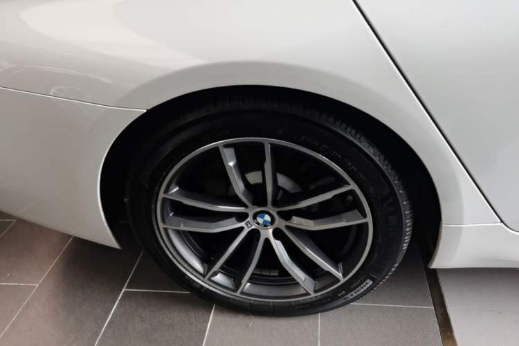 Used BMW 5 Series New Energy 2021 535Le M Sport Package Right Rear Wheel Hub