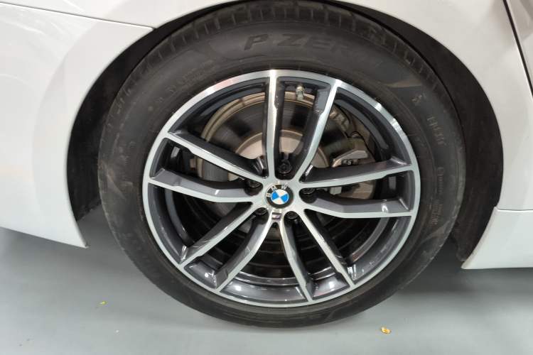 Used BMW 5 Series New Energy 2021 Restyled 535Le Pioneer Edition M Sport Package Right Rear Wheel Hub