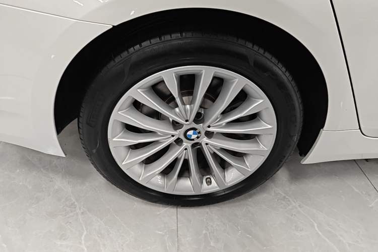 Used BMW 5 Series New Energy 2021 535Le Luxury Package Right Rear Wheel Hub