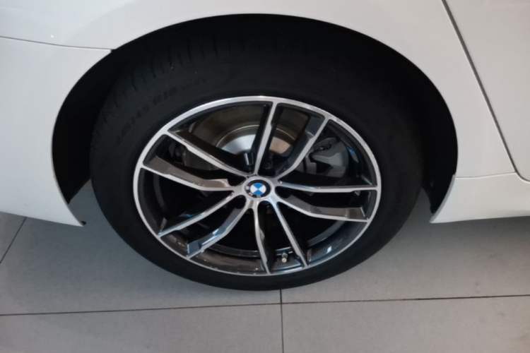 Used BMW 5 Series New Energy 2021 535Le M Sport Package Right Rear Wheel Hub