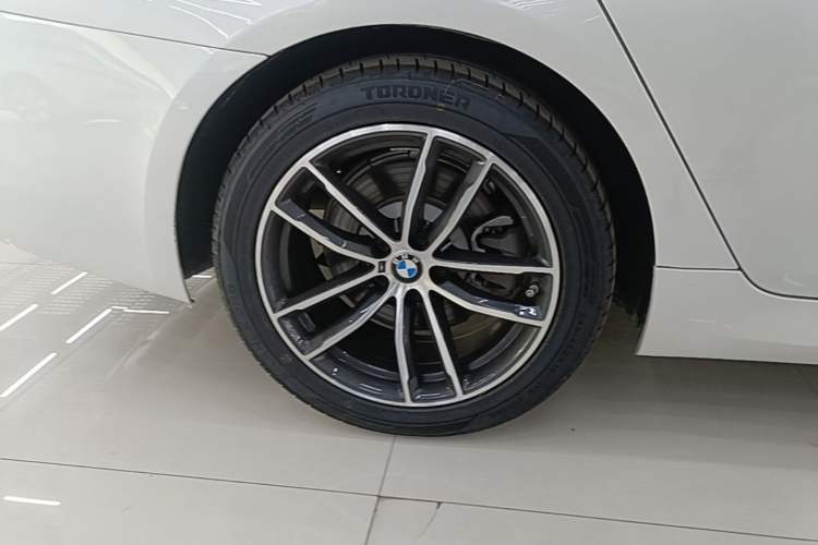 Used BMW 5 Series New Energy 2021 535Le Pioneer Edition M Sport Package Right Rear Wheel Hub