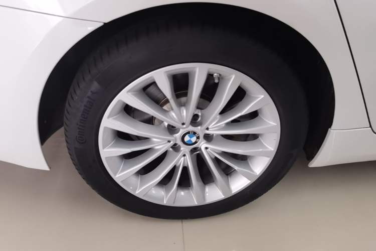 Used BMW 5 Series New Energy 2021 535Le Luxury Package Right Rear Wheel Hub