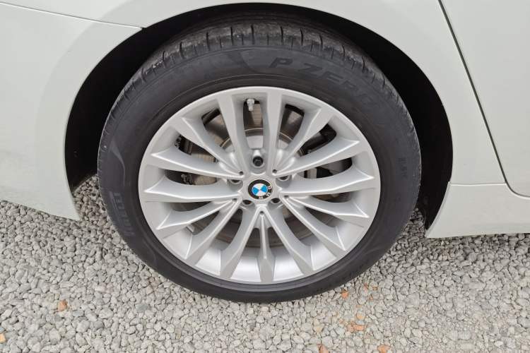 Used BMW 5 Series New Energy 2021 535Le Luxury Package Right Rear Wheel Hub