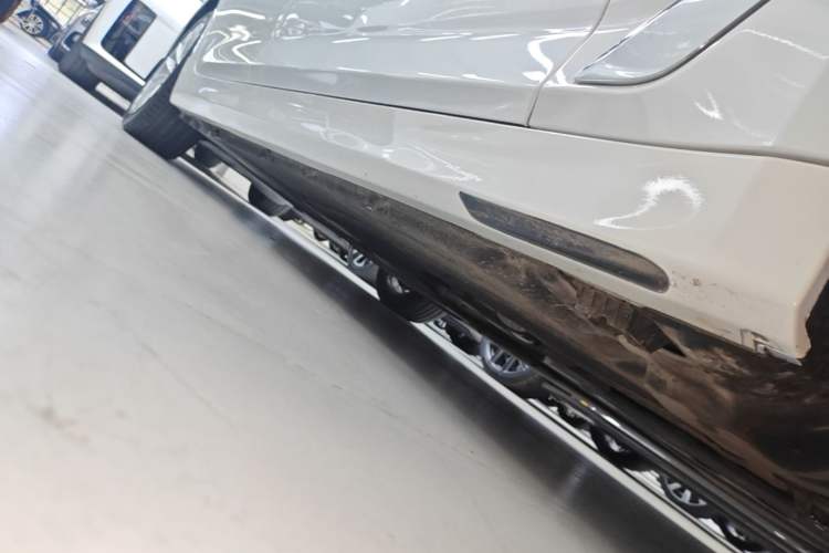 Used BMW 5 Series New Energy 2021 535Le Luxury Package Right Side Sill