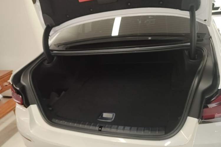 Used BMW 5 Series New Energy 2021 535Le Luxury Package Trunk