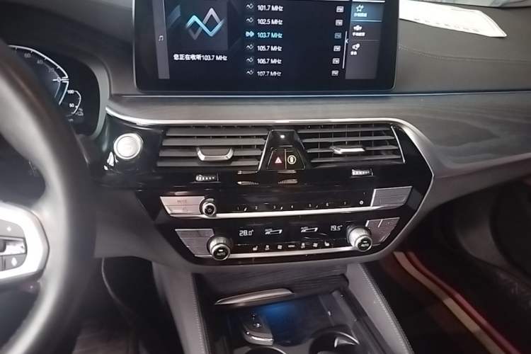 Used BMW 5 Series New Energy 2022 Restyled 535Le M Sport Package Audio And AC Panel