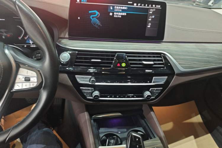 Used BMW 5 Series New Energy 2022 Updated Version 535Le Luxury Package Audio And AC Panel