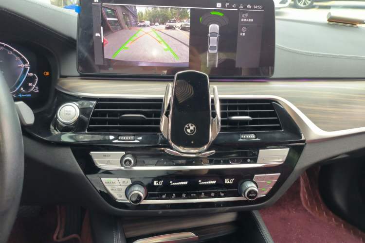 Used BMW 5 Series New Energy 2022 Updated Version 535Le Luxury Package Audio And AC Panel