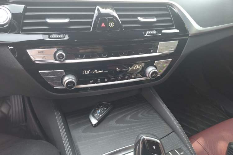 Used BMW 5 Series New Energy 2022 Second Facelift 535Le Luxury Package Audio And AC Panel