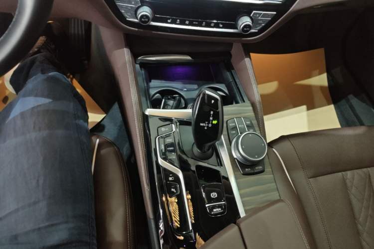 Used BMW 5 Series New Energy 2022 Updated Version 535Le Luxury Package Gear Lever