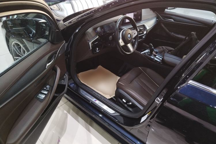 Used BMW 5 Series New Energy 2022 535Le Luxury Package Interior 3