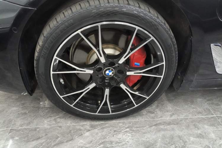 Used BMW 5 Series New Energy 2022 Restyled 535Le M Sport Package Left Front Wheel Hub