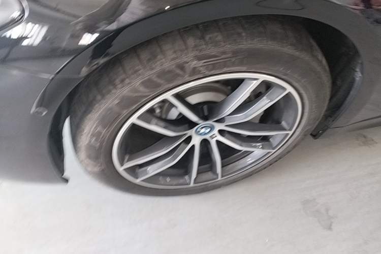 Used BMW 5 Series New Energy 2022 Restyled 535Le M Sport Package Left Front Wheel Hub