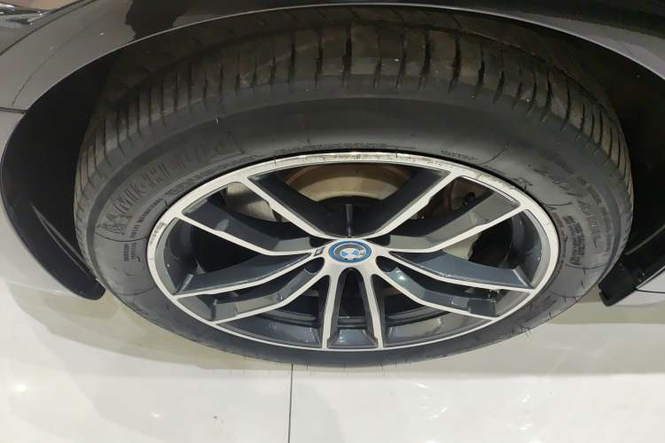 Used BMW 5 Series New Energy 2022 Second Facelift 535Le M Sport Package Left Front Wheel Hub