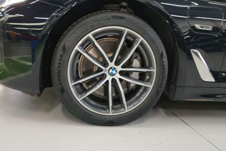 Used BMW 5 Series New Energy 2022 Restyled 535Le M Sport Package Left Front Wheel Hub