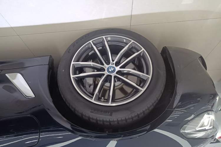 Used BMW 5 Series New Energy 2022 535Le Pioneer Edition M Sport Package Left Front Wheel Hub