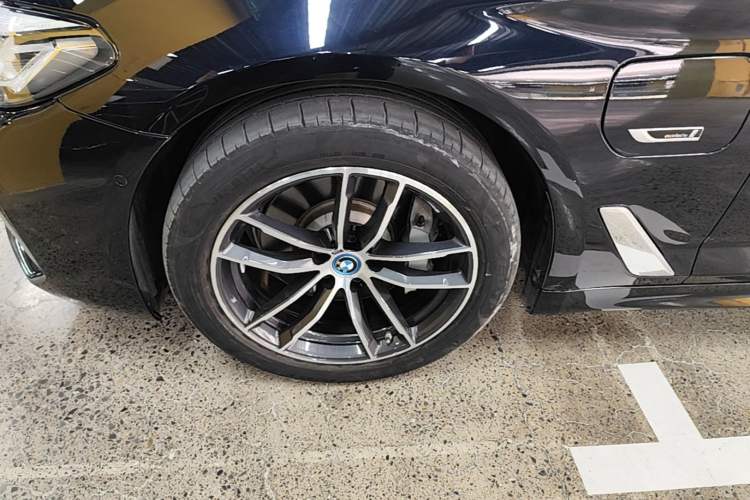 Used BMW 5 Series New Energy 2022 Second Facelift 535Le M Sport Package Left Front Wheel Hub