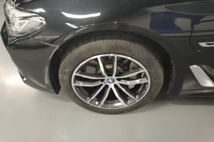 Used BMW 5 Series New Energy 2022 Second Facelift 535Le M Sport Package Left Front Wheel Hub