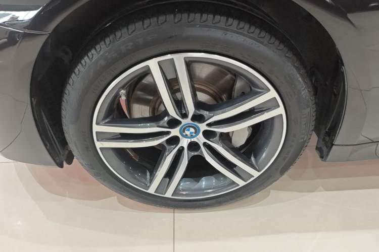 Used BMW 5 Series New Energy 2022 Updated Version 535Le Luxury Package Left Front Wheel Hub