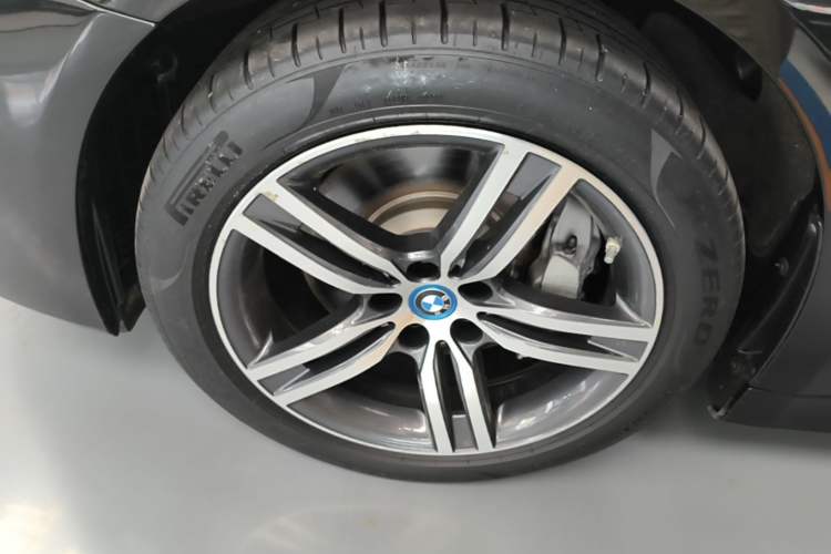 Used BMW 5 Series New Energy 2022 Updated Version 535Le Luxury Package Left Front Wheel Hub