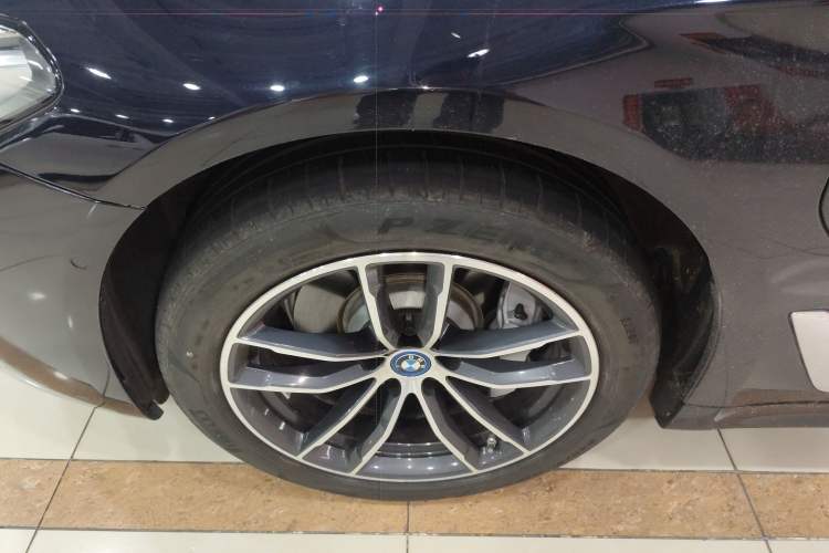 Used BMW 5 Series New Energy 2022 Second Facelift 535Le M Sport Package Left Front Wheel Hub