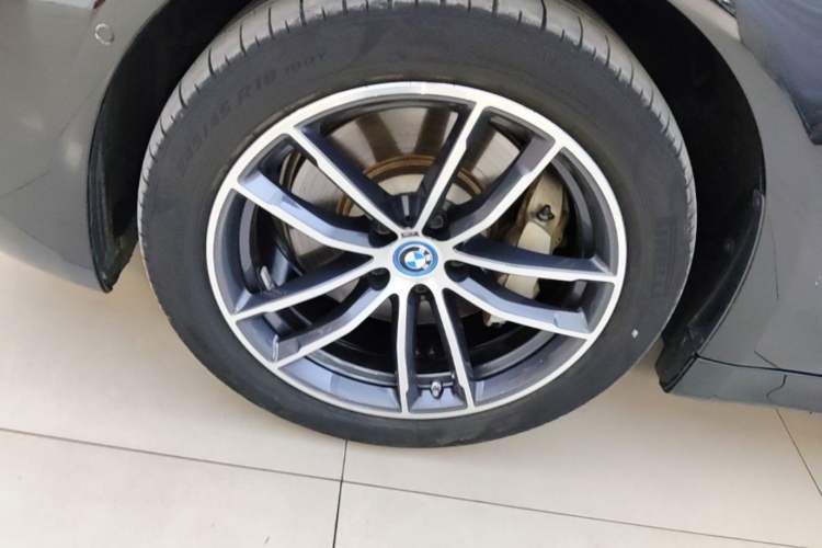 Used BMW 5 Series New Energy 2022 Restyled 535Le M Sport Package Left Front Wheel Hub