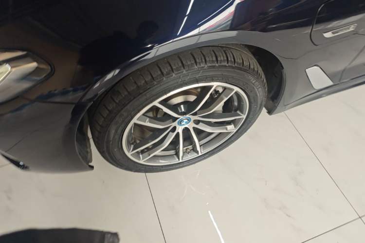Used BMW 5 Series New Energy 2022 Updated Version 535Le Luxury Package Left Front Wheel Hub