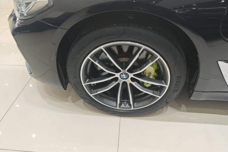 Used BMW 5 Series New Energy 2022 Restyled 535Le Pioneer Edition M Sport Package Left Front Wheel Hub