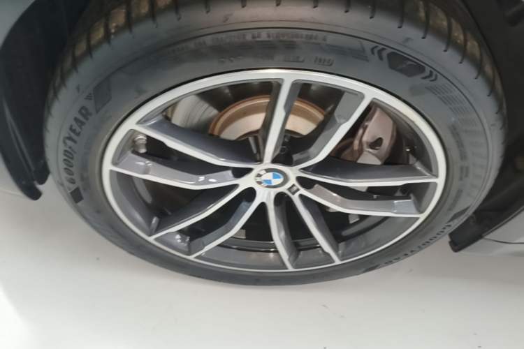 Used BMW 5 Series New Energy 2022 Restyled 535Le M Sport Package Left Front Wheel Hub
