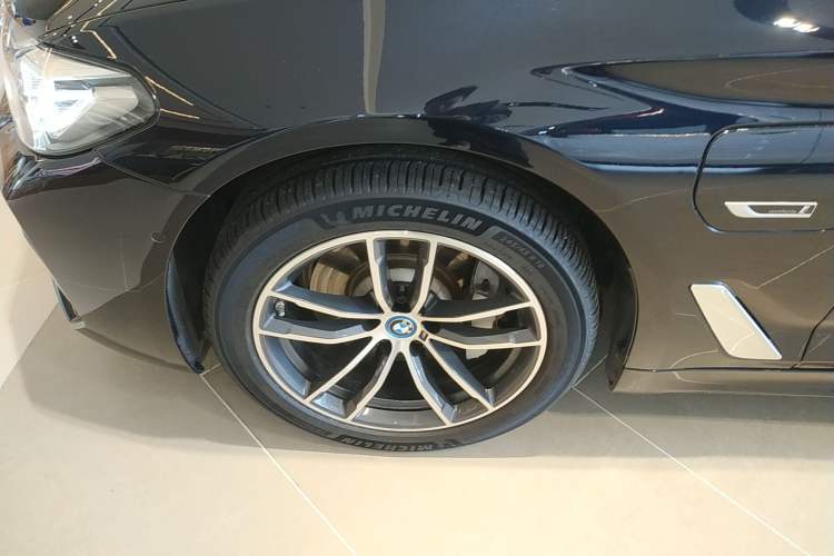 Used BMW 5 Series New Energy 2022 Second Facelift 535Le M Sport Package Left Front Wheel Hub