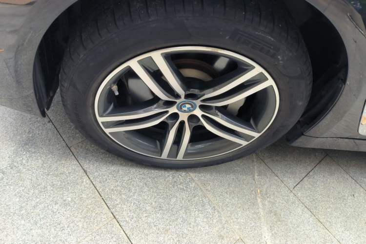 Used BMW 5 Series New Energy 2022 Updated Version 535Le Luxury Package Left Front Wheel Hub