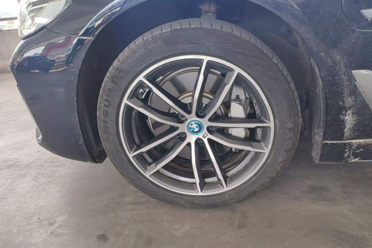 Used BMW 5 Series New Energy 2022 Restyled 535Le M Sport Package Left Front Wheel Hub