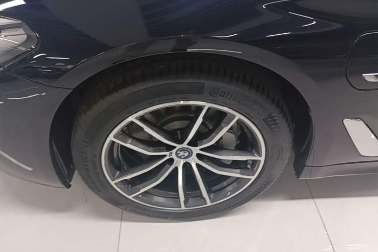 Used BMW 5 Series New Energy 2022 Second Facelift 535Le M Sport Package Left Front Wheel Hub