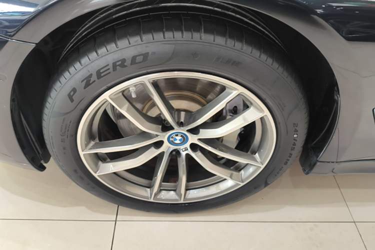 Used BMW 5 Series New Energy 2022 Second Facelift 535Le M Sport Package Left Front Wheel Hub