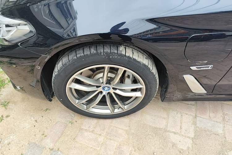 Used BMW 5 Series New Energy 2022 Second Facelift 535Le M Sport Package Left Front Wheel Hub