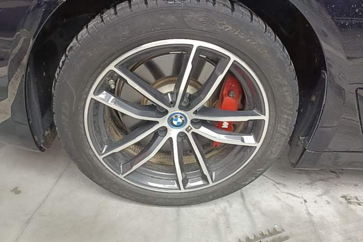 Used BMW 5 Series New Energy 2022 Second Facelift 535Le M Sport Package Left Front Wheel Hub