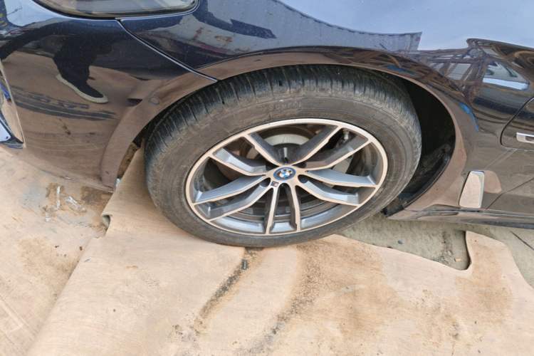 Used BMW 5 Series New Energy 2022 Restyled 535Le M Sport Package Left Front Wheel Hub