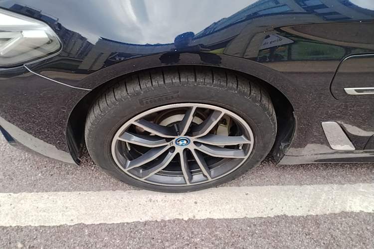 Used BMW 5 Series New Energy 2022 Second Facelift 535Le M Sport Package Left Front Wheel Hub