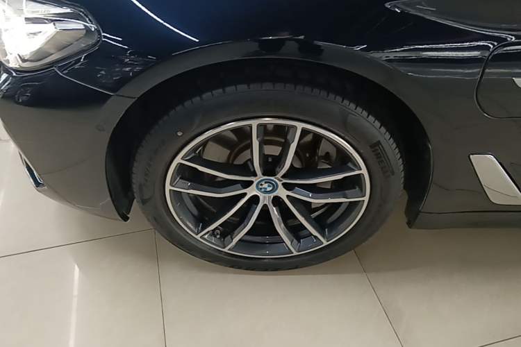 Used BMW 5 Series New Energy 2022 Restyled 535Le M Sport Package Left Front Wheel Hub