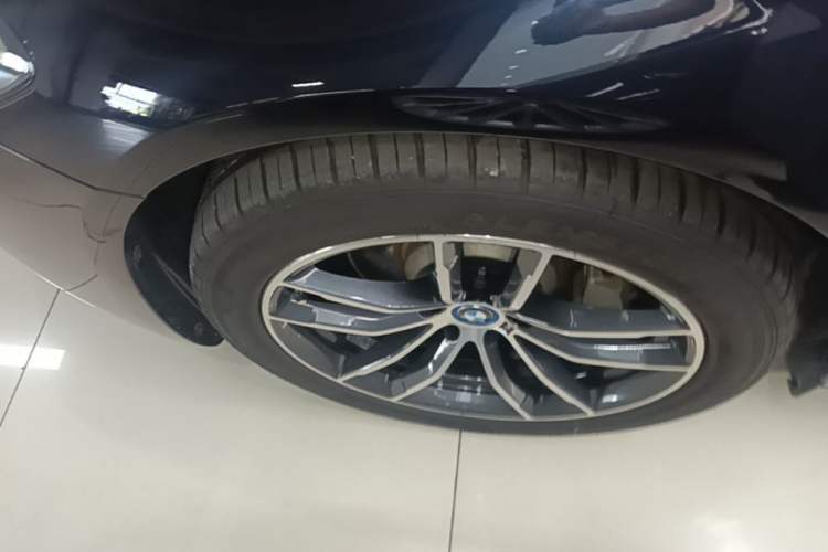 Used BMW 5 Series New Energy 2022 Restyled 535Le M Sport Package Left Front Wheel Hub