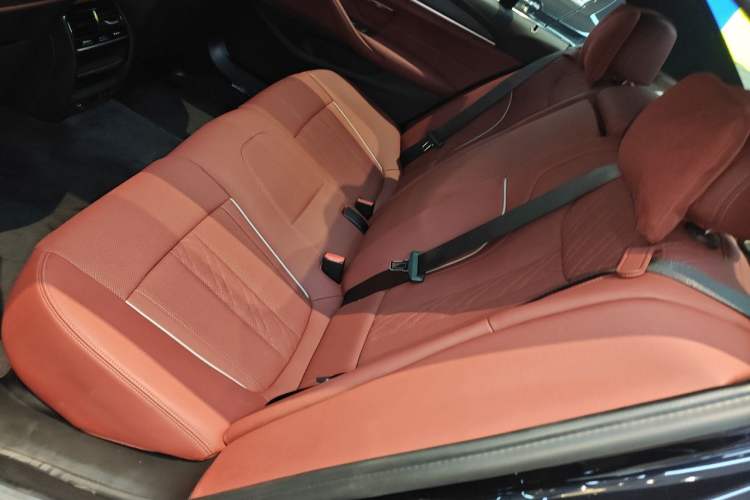 Used BMW 5 Series New Energy 2022 Second Facelift 535Le M Sport Package Left Rear Seat