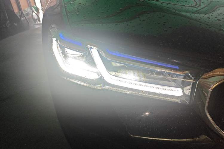 Used BMW 5 Series New Energy 2022 535Le Pioneer Edition M Sport Package Right Front Headlight