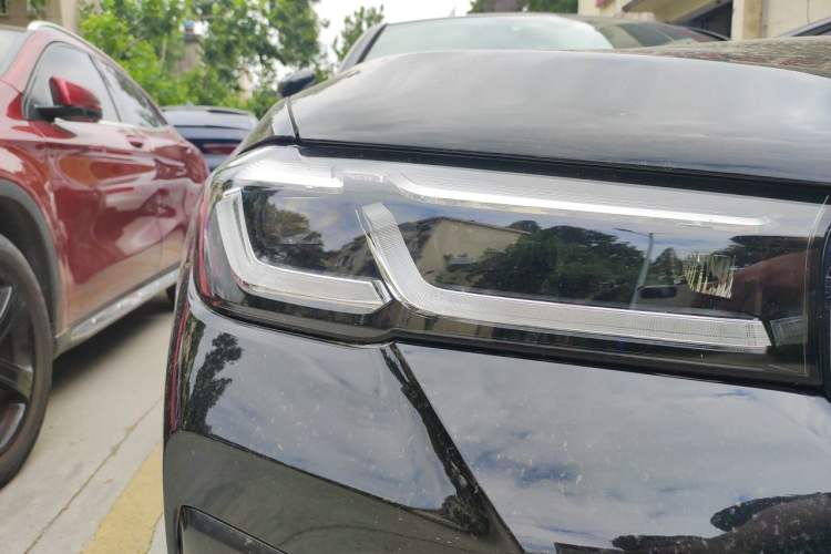 Used BMW 5 Series New Energy 2022 Restyled 535Le M Sport Package Right Front Headlight