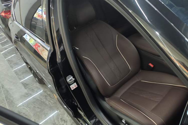 Used BMW 5 Series New Energy 2022 Restyled 535Le M Sport Package Right Front Seat