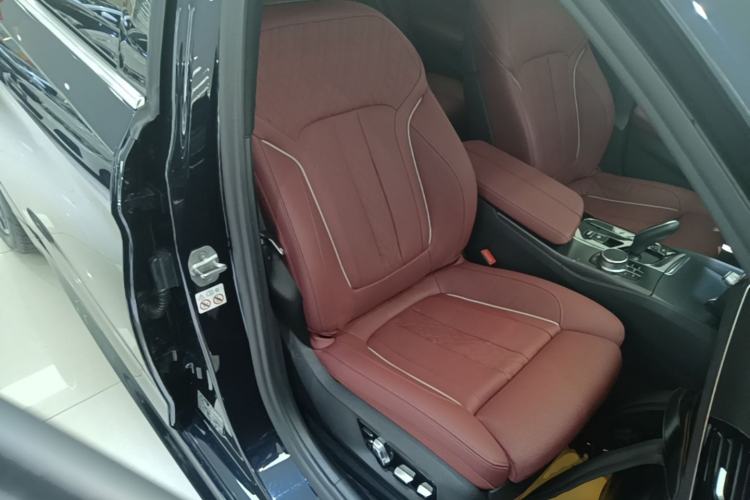 Used BMW 5 Series New Energy 2022 535Le Pioneer Edition M Sport Package Right Front Seat